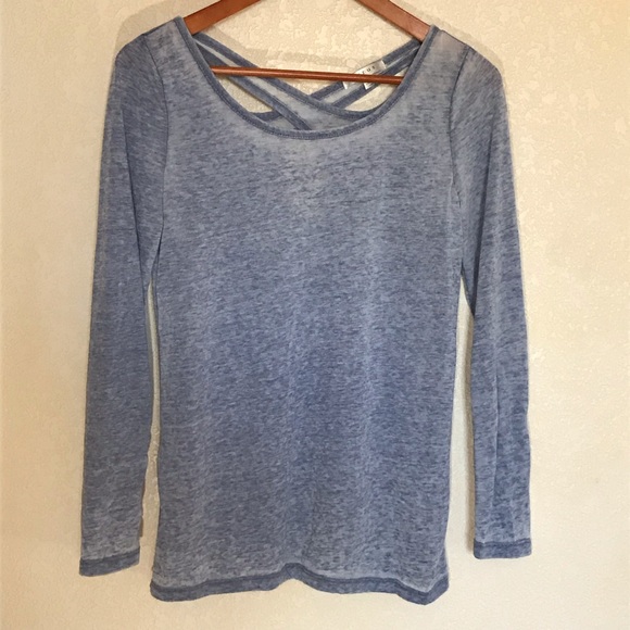 Cyrus Distressed Cross Back Yoga Top - Picture 2 of 4